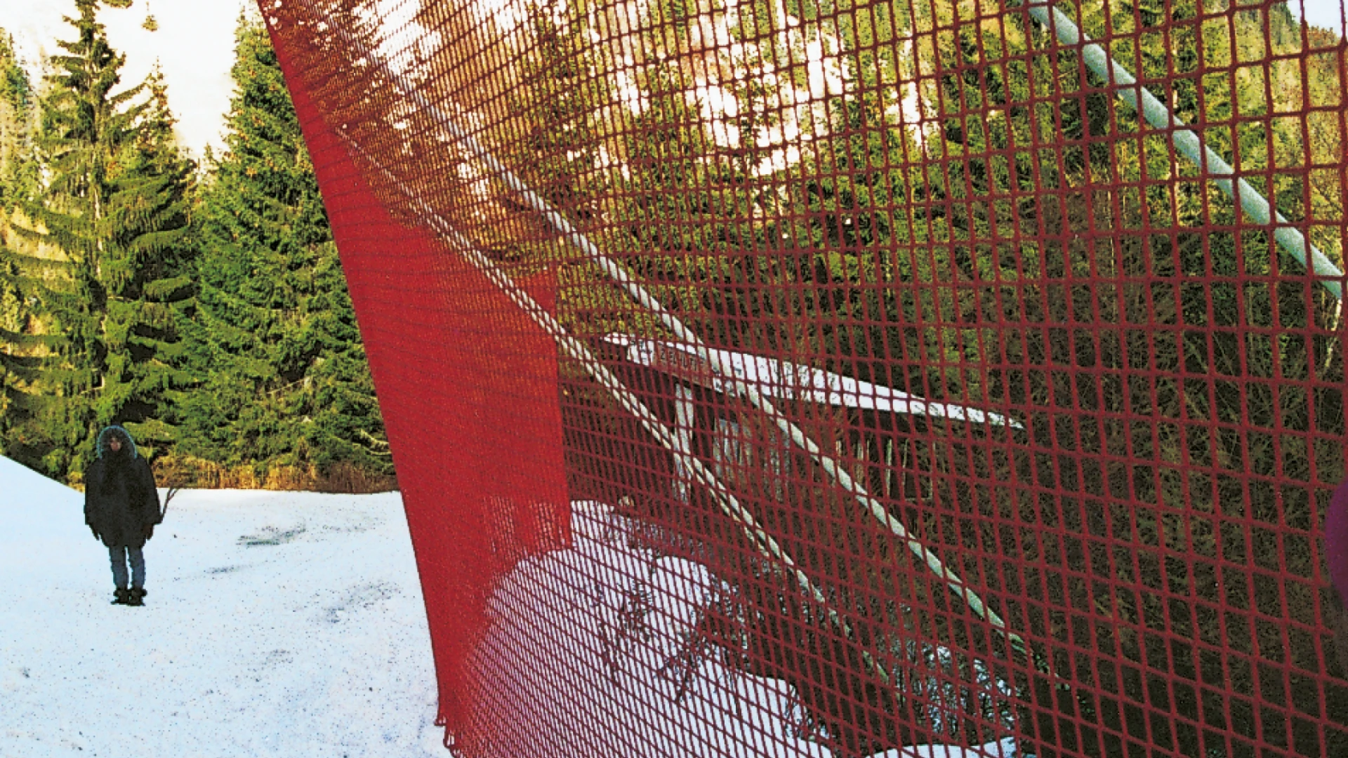Ski slope safety net knotless